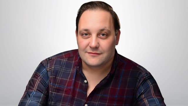 Chris Kendall, a renowned voiceover artist, poses for a professional portrait, embodying authenticity and experience in broadcasting.