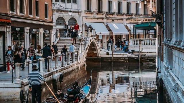 Jeff Bezos and Lauren Sánchez to Host Lavish Wedding in Venice