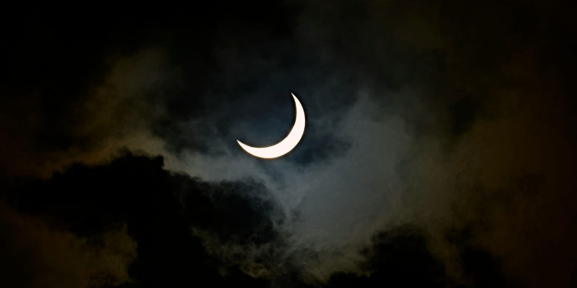 Spectacular Sky Show: Crescent Moon Aligns with Mars as Meteors Begin to Fall