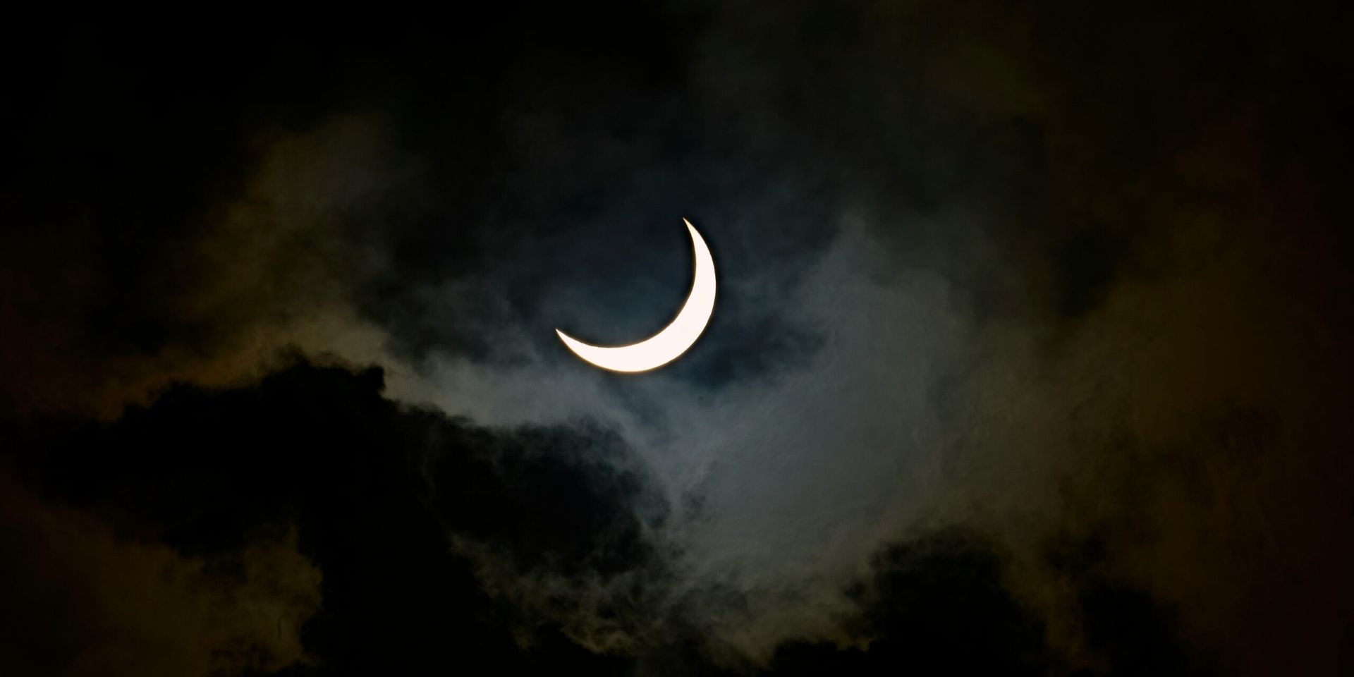 Spectacular Sky Show: Crescent Moon Aligns with Mars as Meteors Begin to Fall