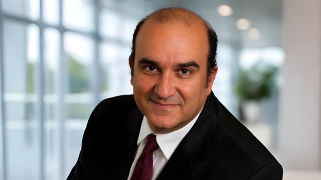 Enzo Calamo, CEO of Lugen Family Office, poses confidently in a professional setting, reflecting his expertise in legacy planning.