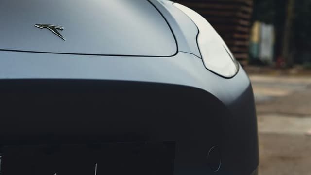 Tesla Rolls Out Full Solar Roof with Integrated Battery Storage for Homes