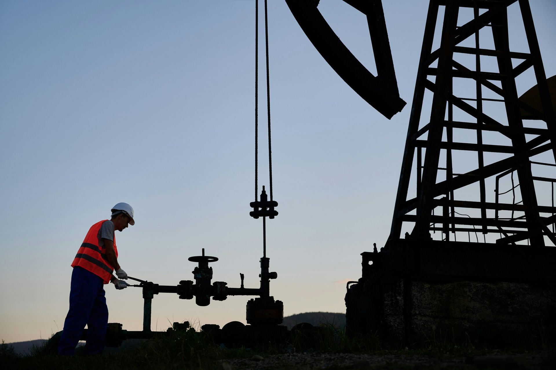 U.S. Imposes Sanctions on Russian Energy Sector