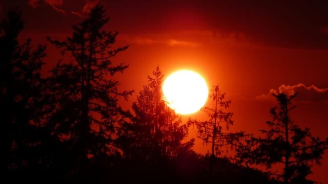 Moderate Solar Storm Forecast Prompts Space Weather Health Advisory Ahead of Christmas Eve