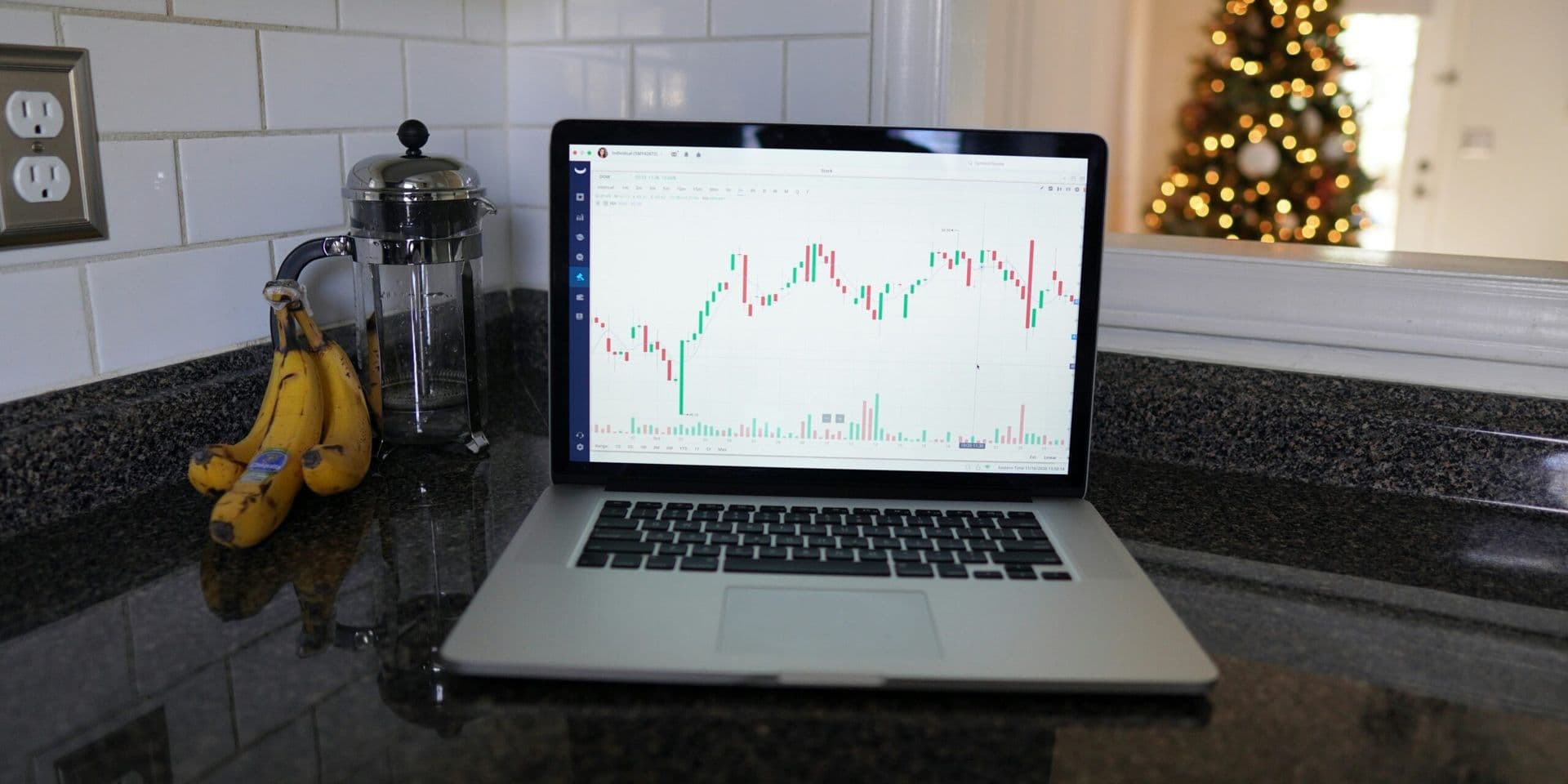 Major Tech Stocks Slide as December Trading Begins with Risk Aversion