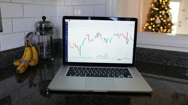 Major Tech Stocks Slide as December Trading Begins with Risk Aversion
