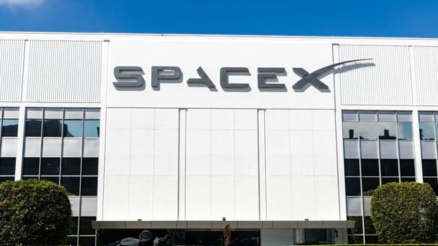 SpaceX Successfully Launches First Commercial Space Tourism Mission with Starship