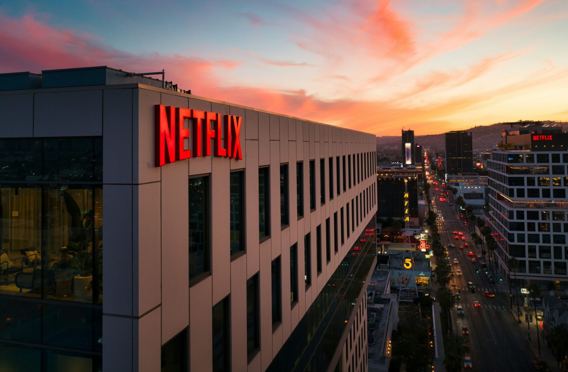 Netflix Debuts ‘Glass Onion: A Knives Out Mystery’ to Critical Acclaim