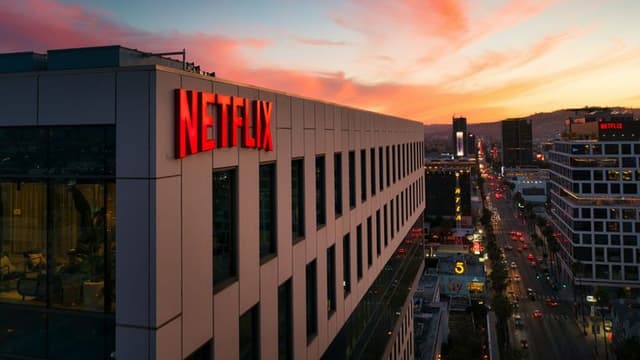 Netflix Debuts ‘Glass Onion: A Knives Out Mystery’ to Critical Acclaim