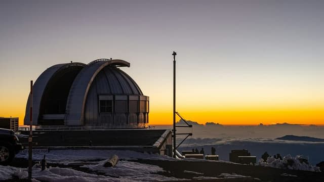 Webb Telescope Reveals Hidden Atmosphere on Distant Ultra‑Hot World